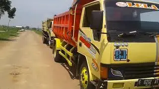 Dump Truck Ngepok Tanah Merah Di Indramayu