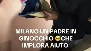 un padre in ginocchio, che implora aiuto.