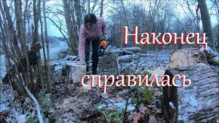 Закончила штукатурить стену. Следы на снегу.