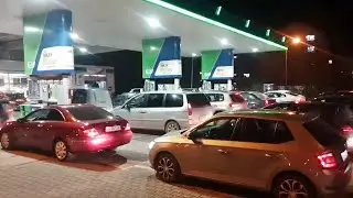 Isterie în benzinării. Cozi de sute de mașini după zvonul despre scumpirea carburanților