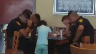 8-Year-Old Girl Prays With Police Officers at Restaurant in Heartwarming Photo