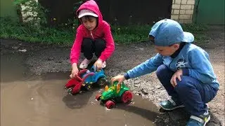 Катаемся по лужам.  Машинки едут по лужам.  Ездим по грязи