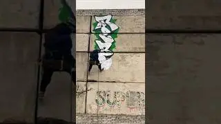 Graffiti rappelling. Rebel813 