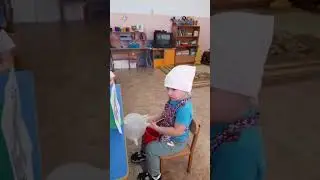 детки учатся доить коров 