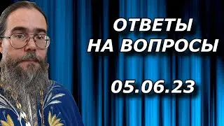 Священник отвечает на вопросы в прямом эфире.