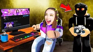 БЕЗУМНЫЙ ФАНАТ СЛЕДИТ за МНОЙ в ROBLOX ! 😱 YouTuber Experience Роблокс