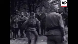 Русский солдат танцует современный брейк данс в мае 1945 года