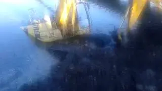 Komatsu PC 240 тонет. Бывает!!! Парни на нерве...