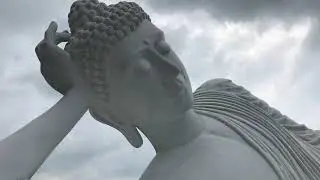 Patung Budha Tidur di Vihara Dharma Giri Tabanan, Jangan Bercelana Pendek Kalau Selfie di Dekatnya !