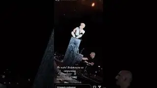 Диана Арбенина залезла на фортепиано во время концерта.