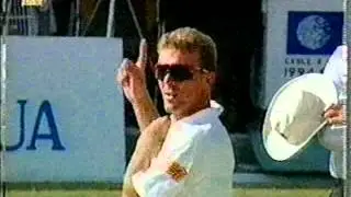 Funniest bouncer in cricket - Alec Stewart bowling!