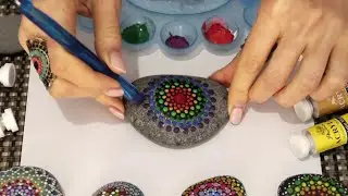Рисую мандалу на морском камне ♥ Kateryna Crochetka