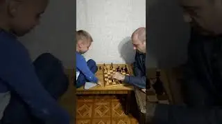 С дедушкой Вовой в шахматы играем