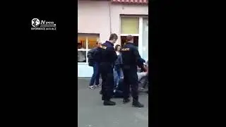 Чешская полиция ломает цыган. / Kontrola v kadaňské pivnici se zvrhla ve rvačku Romu s policisty!