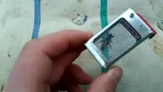 КАК ПОДСАДИТЬ  ПЛОДНУЮ  МАТКУ В КЛЕТОЧКЕ ТИТОВА- результат подсадки матки в пчелосемью весной .