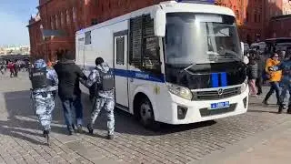 On Manezhnaya Square in Moscow, detainees sing the anthem of Ukraine.