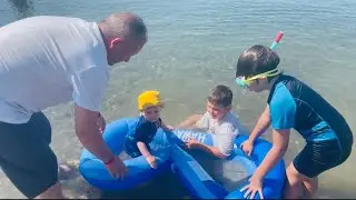 Fatih Selim ve Yusuf deniz botuna taş doldurdu.Yavuz Emre bota binmek istiyor