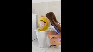 Un monstre dans les toilettes ! Farce de maman. Des farces cool et folles pour tes parents 