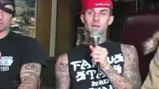 PLUS 44 DRUMMER TRAVIS BARKER PLAYING WITH ONE ARM