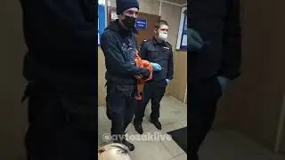 Девушке разбили голову, отобрали паспорт, посадили на корточки, возможно сломали руку. Питер 31.01