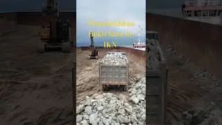 Proses Pemindahan Bukit Batu ke IKN #ikn #tambang #excavator #tongkang #tugboat #iknnusantara