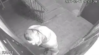 Вор проверяет ручки дверей в подъезде. Харьков