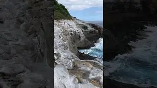 Crazy cliff jumping in Hawaii