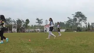 sepak bola cewek lucu..wkwkw
