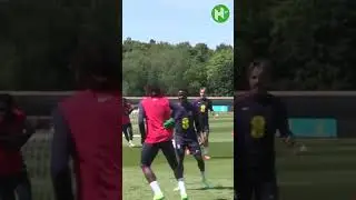 Eberechi Eze SKINS Bukayo Saka in England training!👀