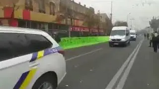 Зеленского встретили в Мариуполе баннером