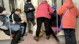 Вагон с польским бархатом в метро Санкт-Петербурга. 23.02.2023 Фрунзенско-Приморская линия