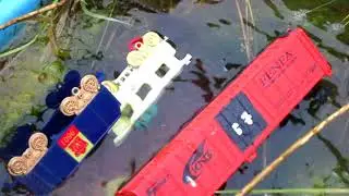 ТОПИМ ПОЕЗДА МАШИНКИ В ВОДЕ Игрушечная железная дорога и поезда/мультик про машинки в воде