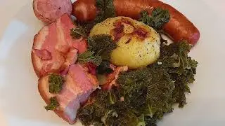 Recette allemande de Grünkohl. German Kale Recipe with Potatoes and Smoked Charcuterie