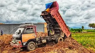 Truk Jomplang, Dump Truk Bongkar Muatan Tanah Timbunan Full Bak