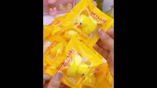 The little yellow duck cotton candy is here!  So cute, Internet celebrity snacks, snacks to share