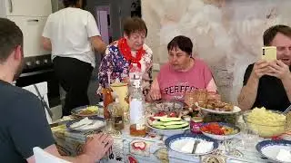 Приехали гости! Самвел привез Надежду и Т.В. ! Пробуем колбасы