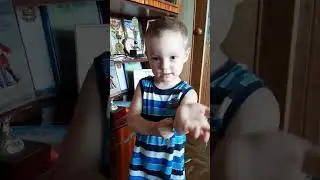 Нашел мамины сокровища))) Малыш модник😄👍
