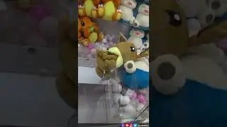 ROBCDEE BRIBES SOMEONE TO RIG THE CLAW MACHINE IN TOKYO | TWITCH JUST CHATTING #Shorts