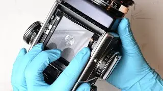 Replacing the focusing screen in a Rolleiflex SL66