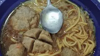 hujan hujan  bakso dulu kita guys