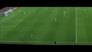 Двухлетний мальчик выбежал на футбольное поле во время матча
