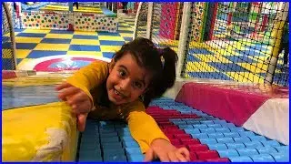 Playland da Oyun Alanında Oynadık, Kocaman Kaydıraklardan Kaydık l Çocuk Videosu