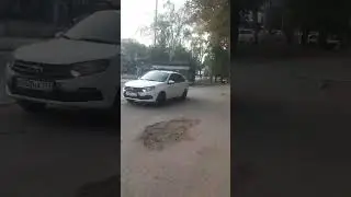 Обращение: Воронеж, Московский проспект д. 6. Езда по тротуару.