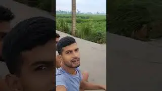 Aaj देखिए  hm or munna bhaiya  khet me taraf ghumane ayekitana suhana mausam  hau hai||#viral_video
