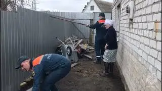 Спасатели продолжают оказывать адресную помощь жителям поселка Радица-Крыловка - 08.04.2024