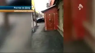 Коммунальщики замуровали дверь жилого дома при ремонте дороги в Ростове-на-Дону