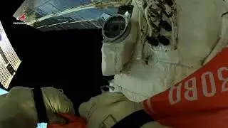 Космонавты Роскосмоса вынесли в открытый космос копию Знамени Победы