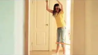 Чем девушка занимается,пока она одна дома?
