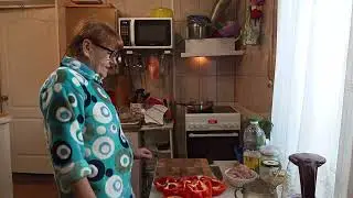 Готовлю перцы и рассказываю развлечения Соседей