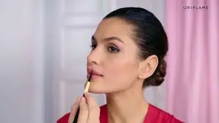 Het aanbrengen van lipstick met een kwastje